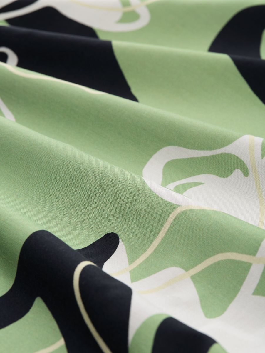 T-Shirt im Material-Mix