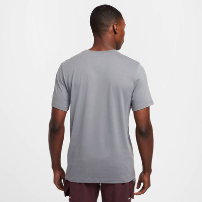 Nike M Nk Df Tee Trail Logo - smoke grey