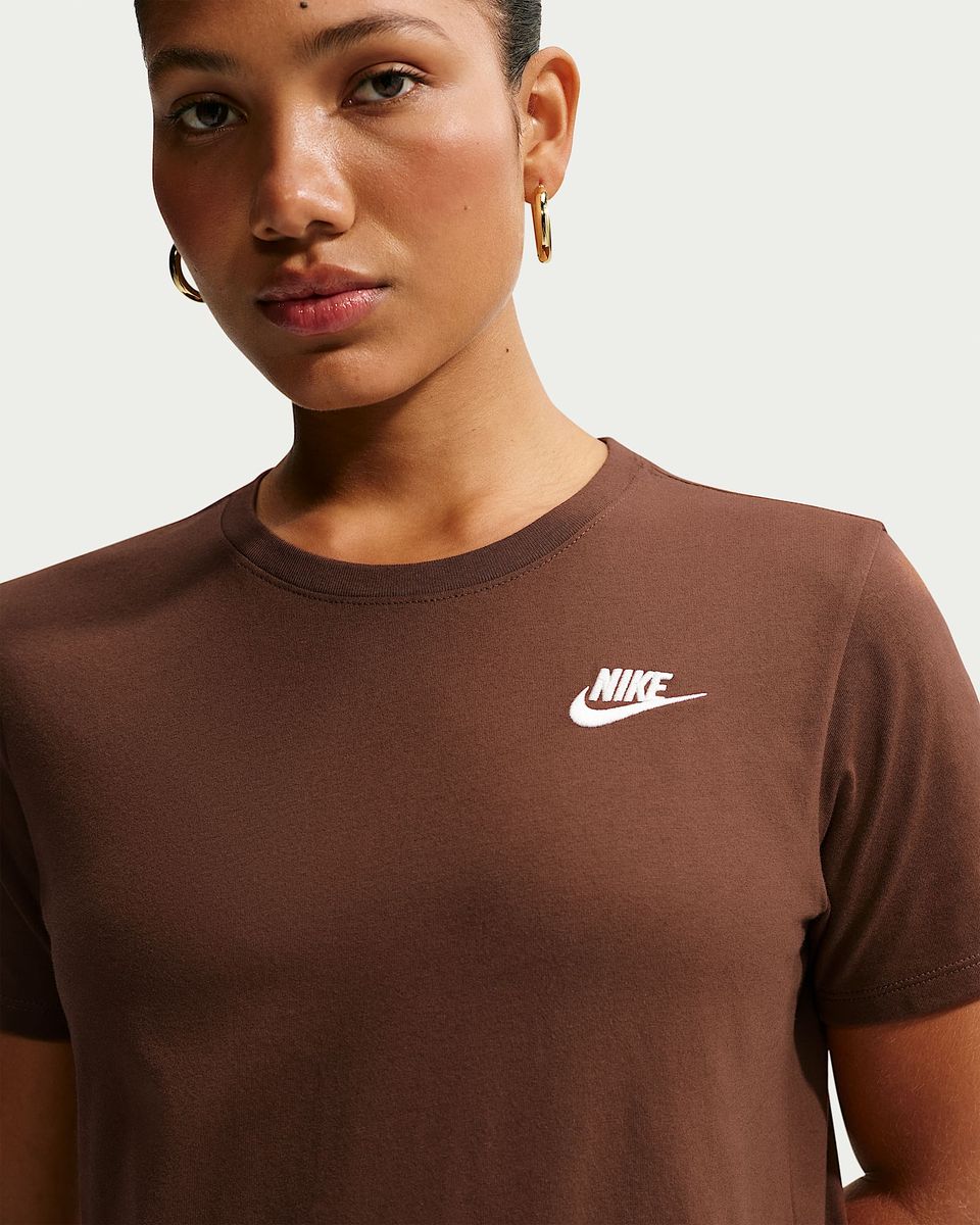 Nike Sportswear Club Essentials Damen-T-Shirt
