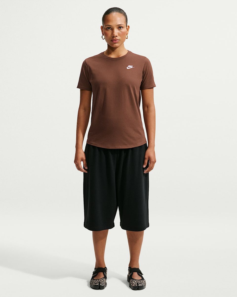 Nike Sportswear Club Essentials Damen-T-Shirt