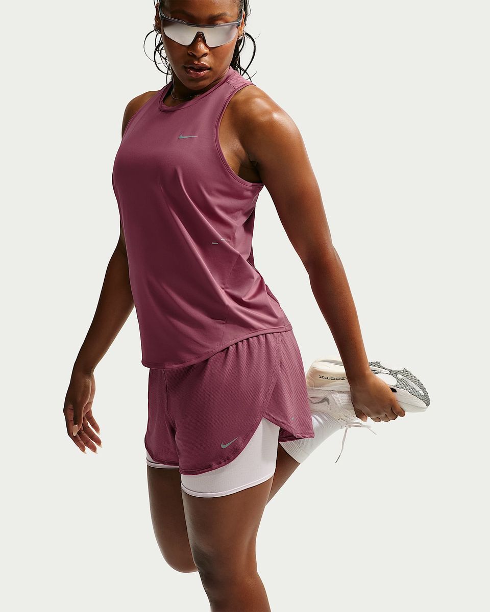 Nike Flow Dri-FIT 2-in-1-Laufshorts aus Mesh (Damen)