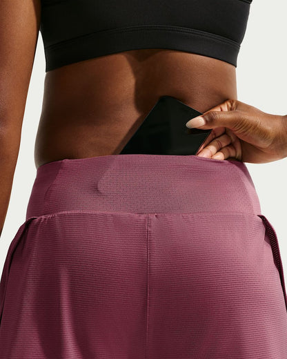 Nike Flow Dri-FIT 2-in-1-Laufshorts aus Mesh (Damen)