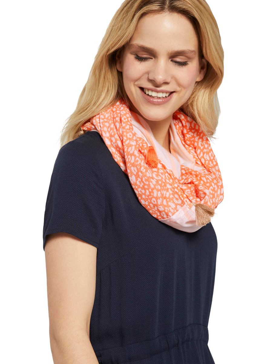 Gemusterter Schal mit Tasseln