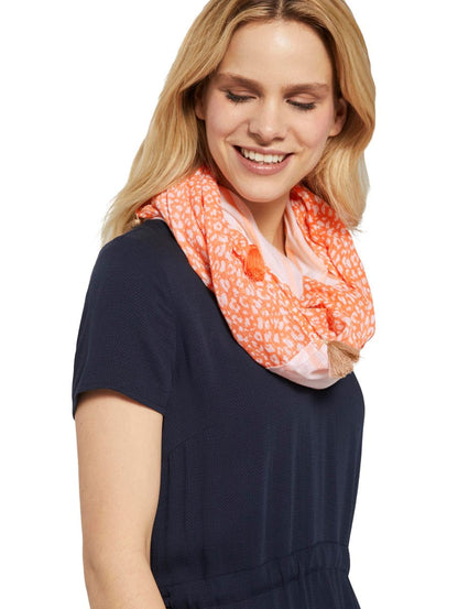 Gemusterter Schal mit Tasseln