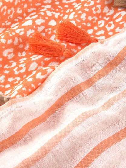 Gemusterter Schal mit Tasseln