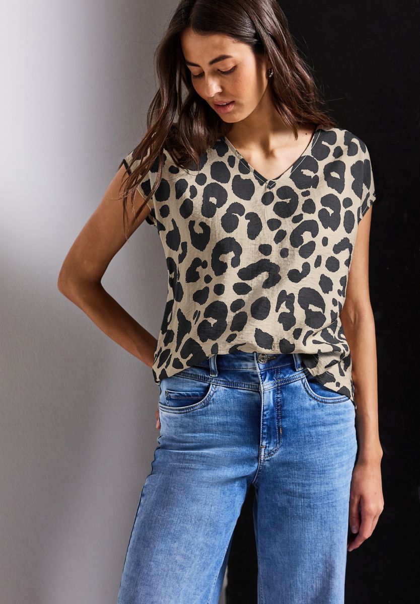 V-Neck Shirt mit Leo-Print